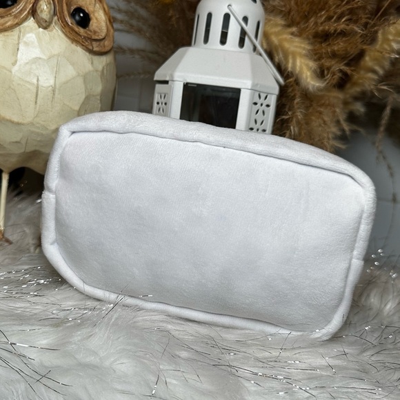 NIP- 3D Hello Kitty Large Pouch - Picture 5 of 6